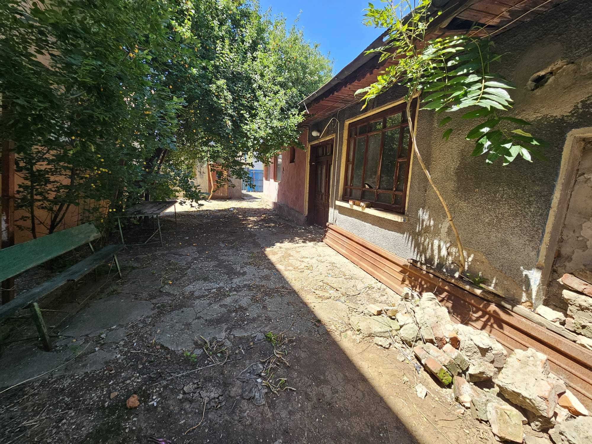 teren  217 mp cu casa demolabila - la aprox 2 km de parcul Tineretului