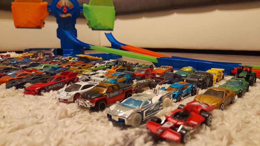 62 de mașini mici Hot Wheels + o pistă de mașini