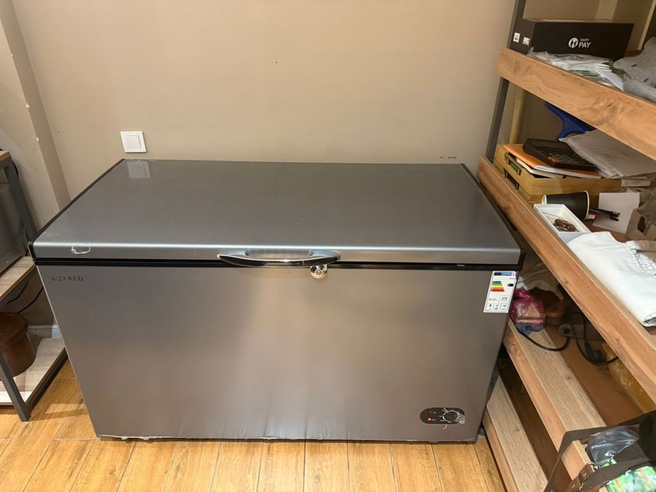 Продам морозильник,маленький холодильник и холодильник для напитков