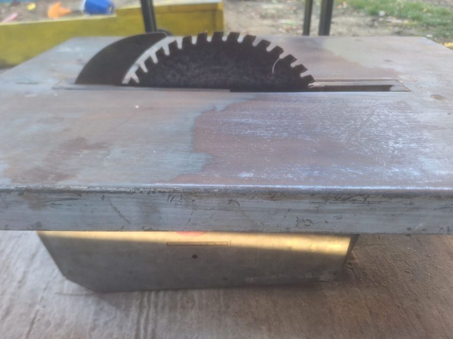 Vând masă cu motor pentru lemn