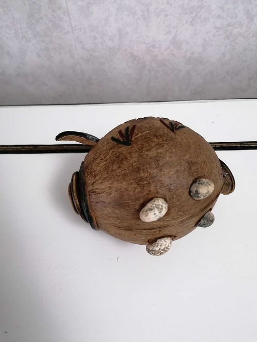 Дядо Коледа в златни одежди, касичка от кокосов орех