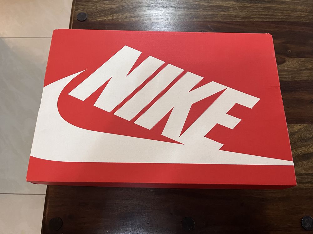 Продавам оргинални обувки nike чисто нови с оргинална кутия