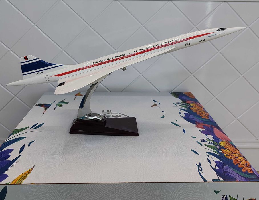 Модель самолета Concorde в заводской раскраске-прототип, масштаб 1/120