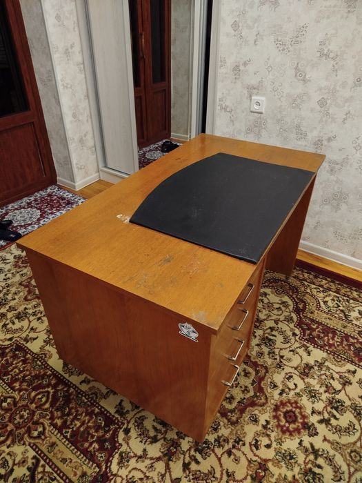 Письменный стол из масивного ЛДСП, Советский, в хорошем состоянии б/у