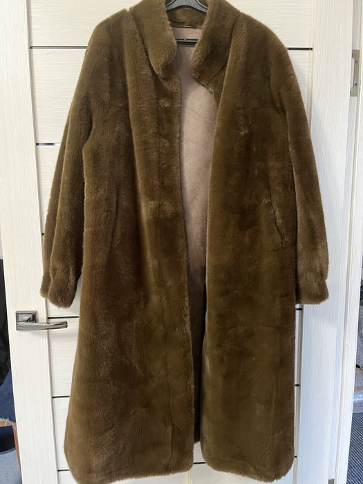 Почти новую искусственную шубку