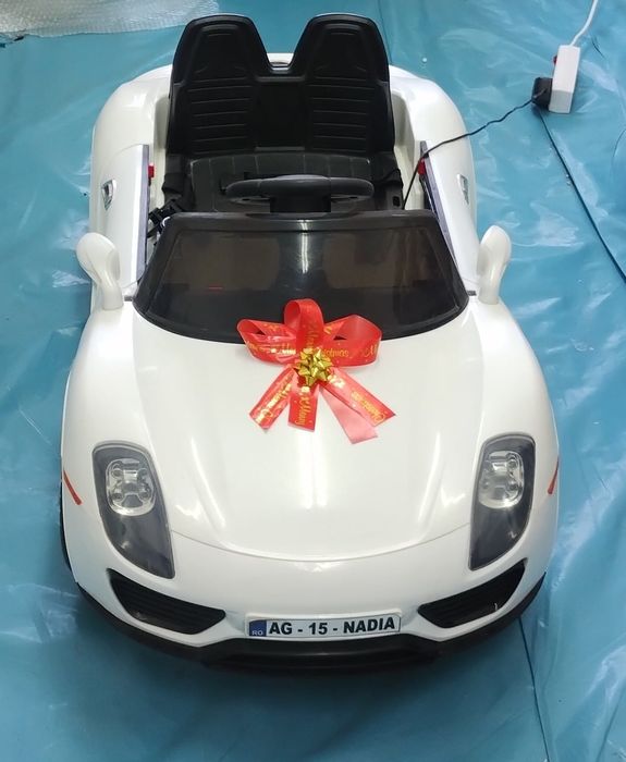 Vând mașină electrică Porsche ideala pentru 2 copii, cu 2 motoare
