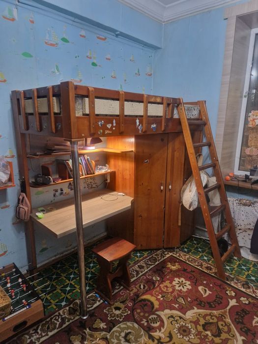Кровать с низу рабочий стол