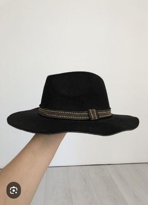Чисто нова Черна шапка Zara