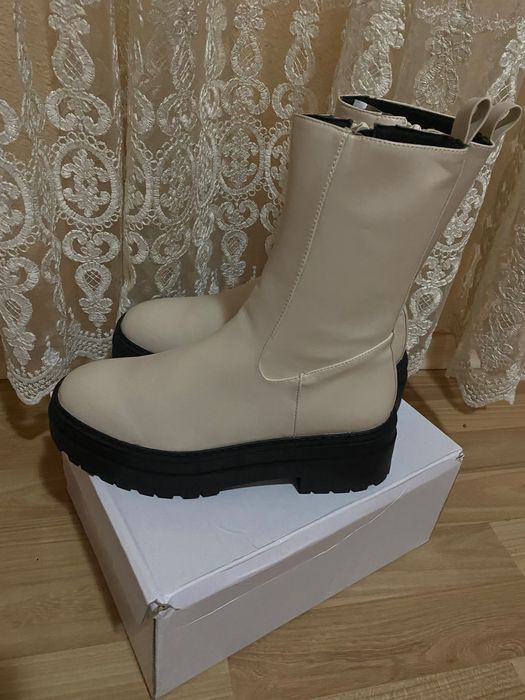 Дамски боти в бежов цвят