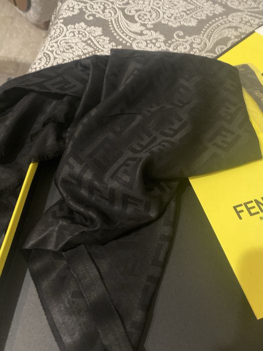 Esarfa set cadou foarte frumos de la Fendi