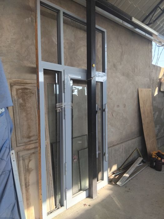 Алюминий дверь  состояние хорошее