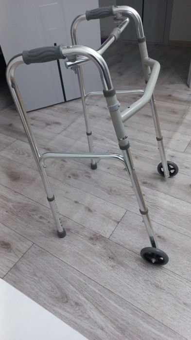 Новые ходунки с колесиками. Очень удобные, пользовались только дома