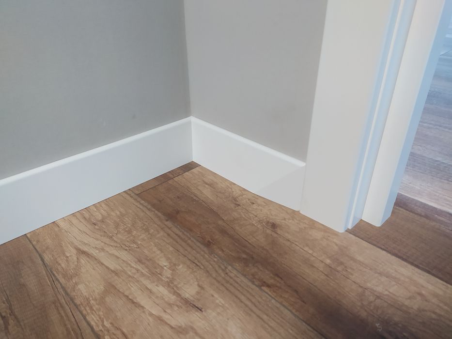 Монтаж на подови первази, стенни панели, облицовки и таванни корнизи