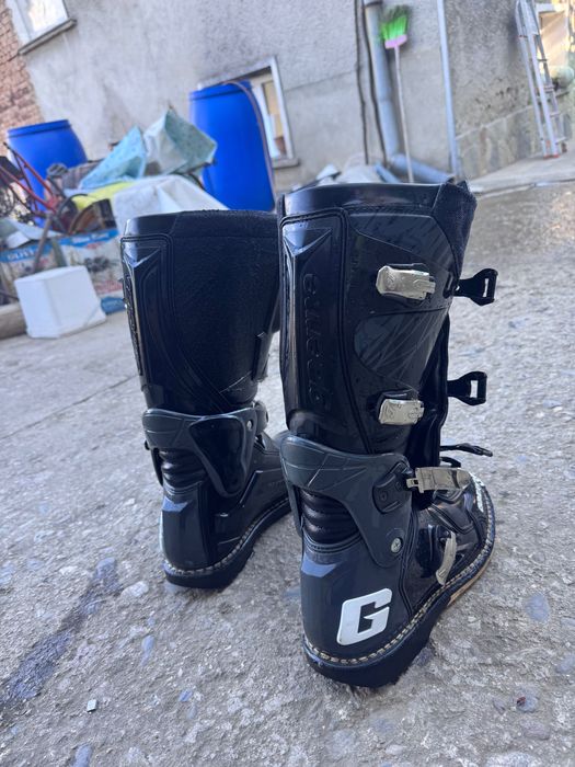 Каска и ботуши размер на ботушите 47