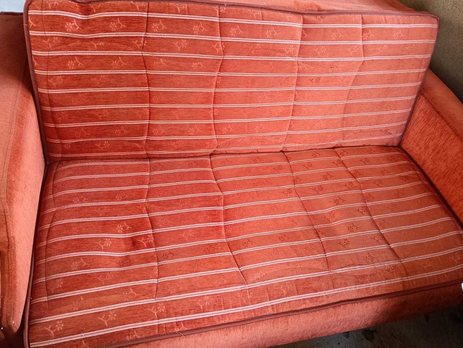 canapea extensibila stare foarte buna si ideala si pentu spatii mici.