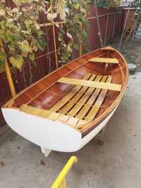 Barca lucrata manual din lemn masiv