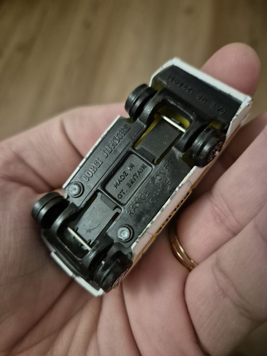 Corgi juniors range rover police