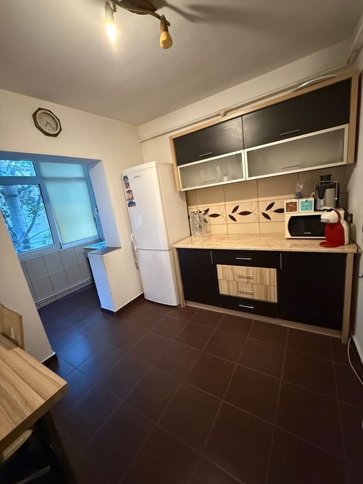 Vând apartament 3 camere zona Soarelui.