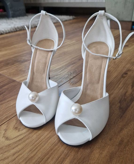 Vand sandale mireasă mărimea 36