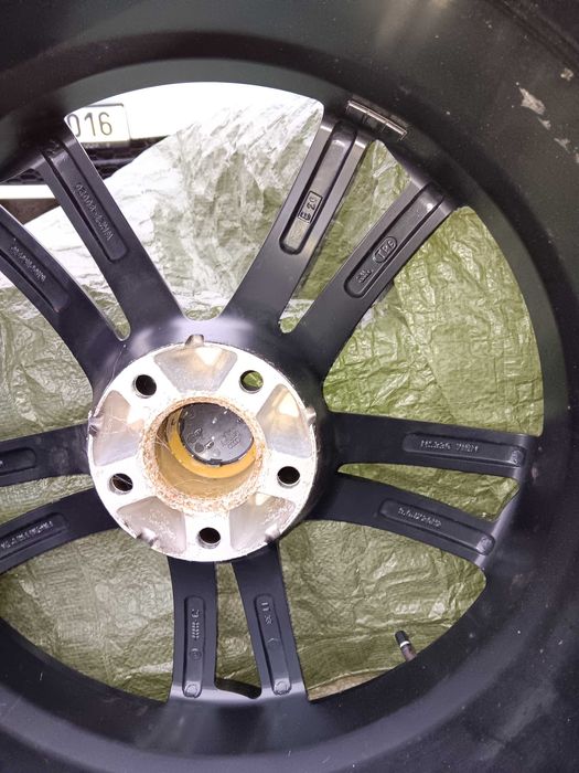 Genți originale Audi cu cauciucuri iarna montate