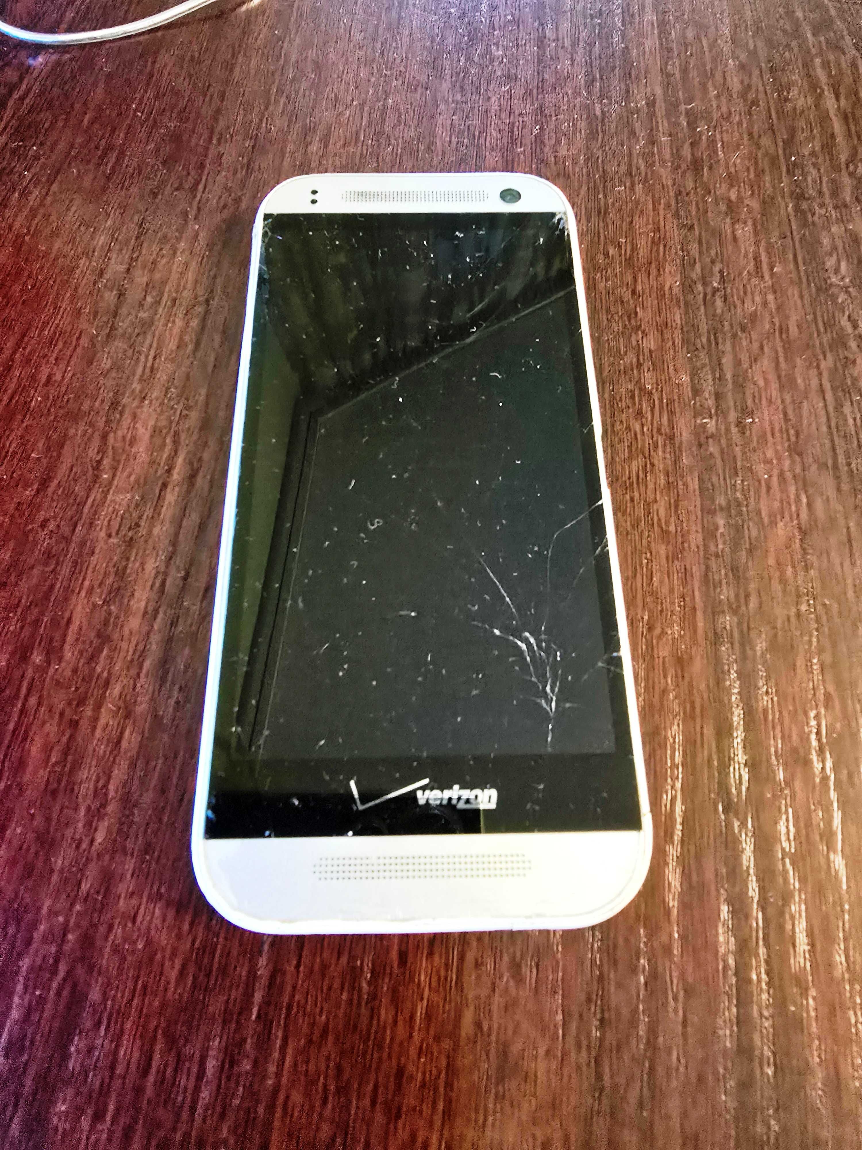 Продавам HTC за части и зарядни и хендс фрии за Самсунг