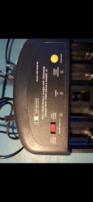 Incarcator de baterii NiCd si NiMh ptr toate tipurile de baterii