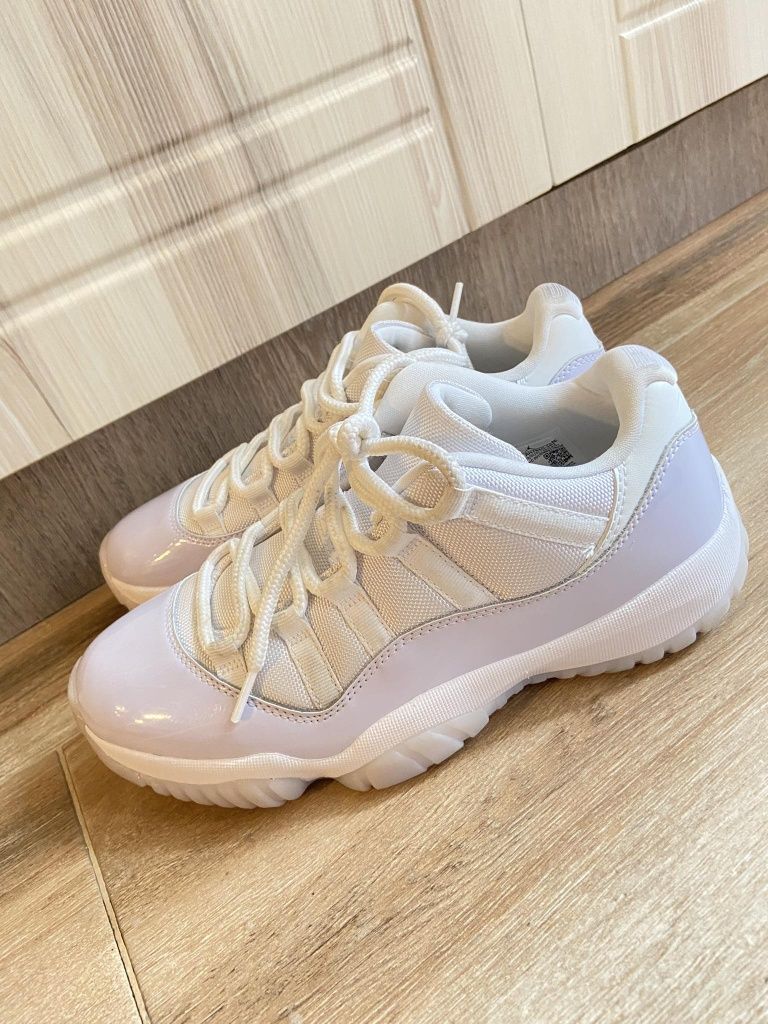 Jordan 11 low pure violet