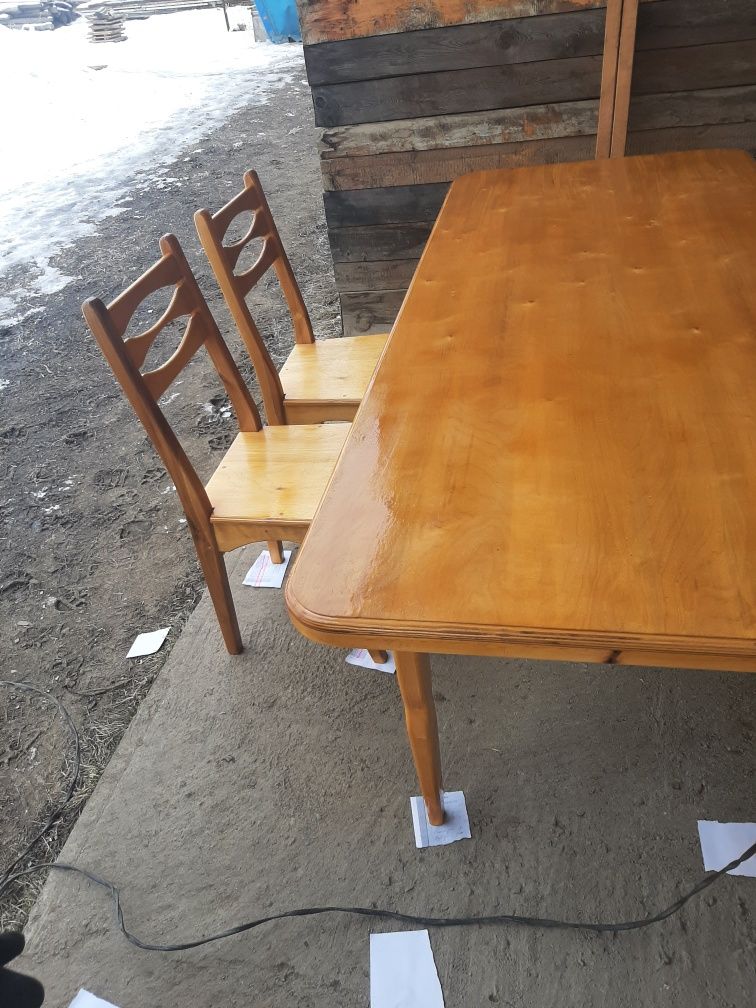 Продам комплект, состоящий из стола и стульем. Материал дерево.