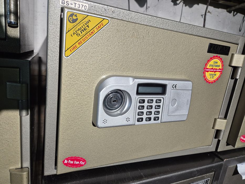 Сейф топаз продам корейский производитель электромехонический 2 ключа.