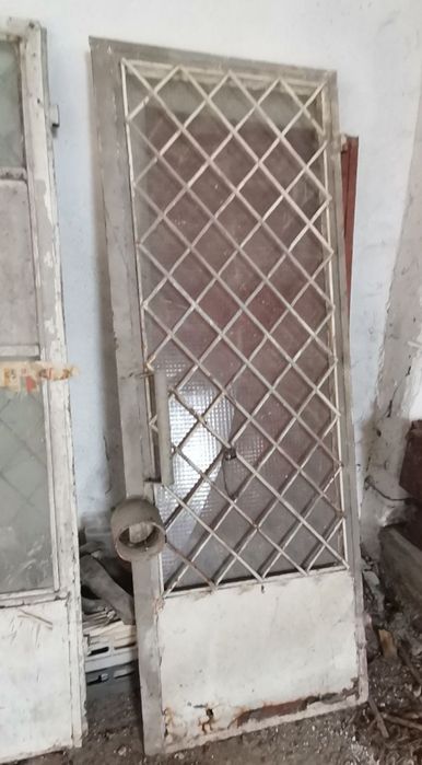 Uși duble de fier cu grilaj