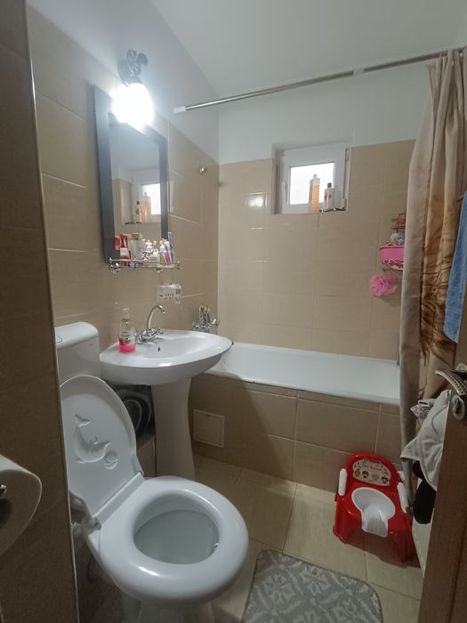 INCHIRIEZ APARTAMENT cu 3 camere in centru