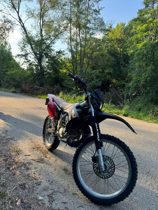 Vând cross Yamaha