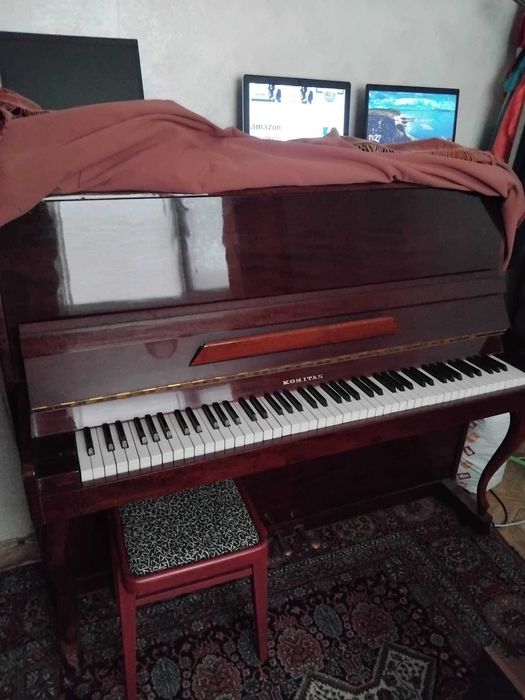 Продавам пиано "KOMITAS"