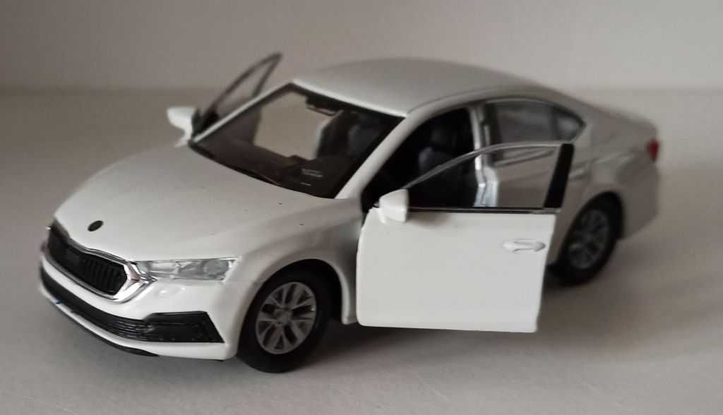 Macheta Skoda Octavia 4 sedan alb - Welly 1/36