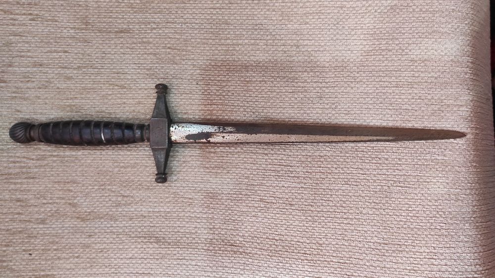 Stilet vechi original cu garda demontabila.