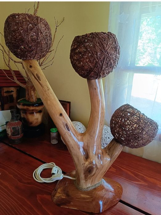 Veioză sculptată dintr-o singură bucată lemn,de vânzare.