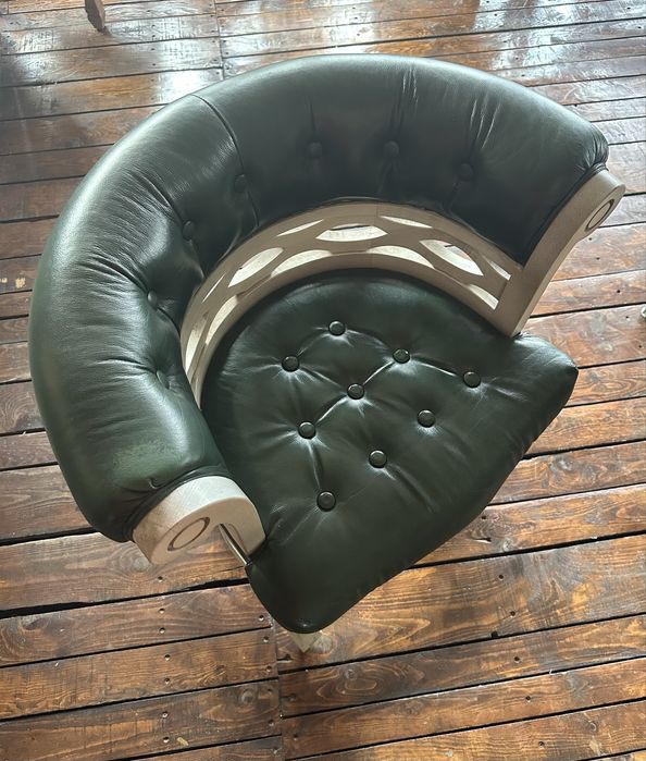 Кожени столове, от масивно дърво.