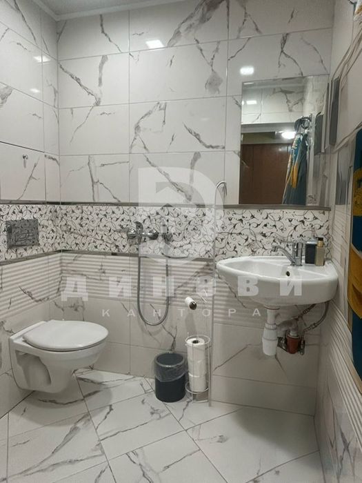 Двустаен апартамент с кухня в центъра