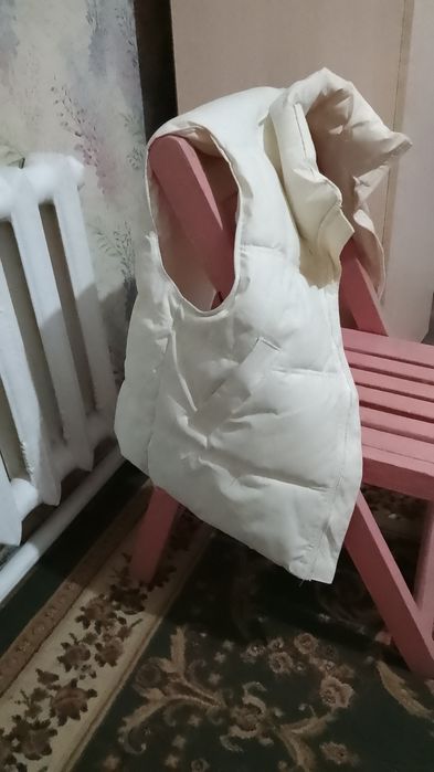 Безрукавка белая