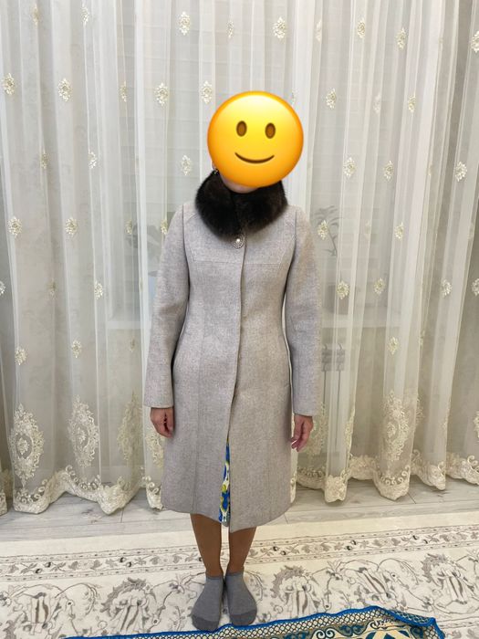 Пальто с мехом бежевый цвет