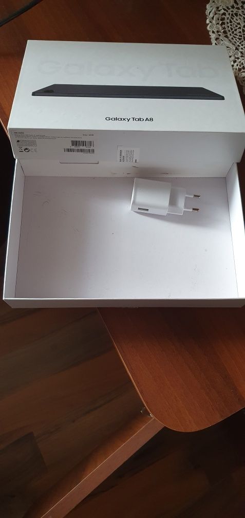 Продавам таблет самсунг A8 X200