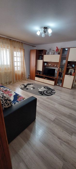 Vând apartament 2 camere zona pod Rm Sarat