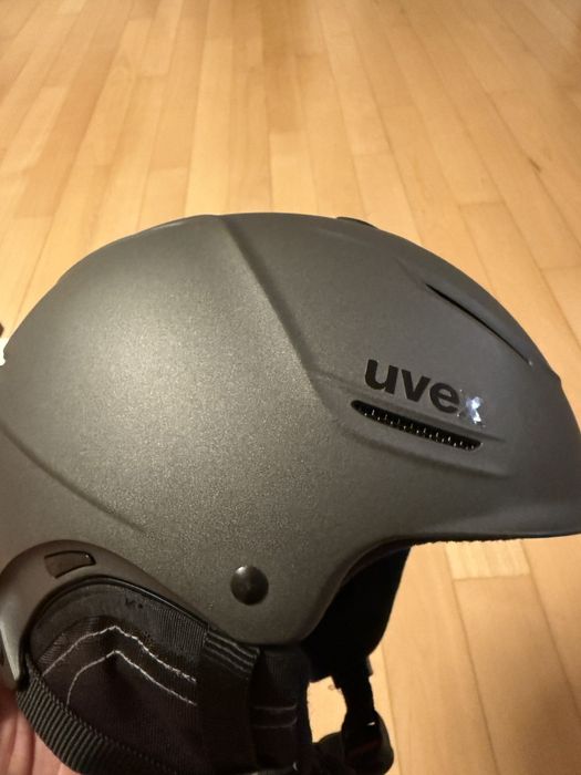 Ски каска UVEX 55-59 cm

Каската е купена нова от магазин и е използва