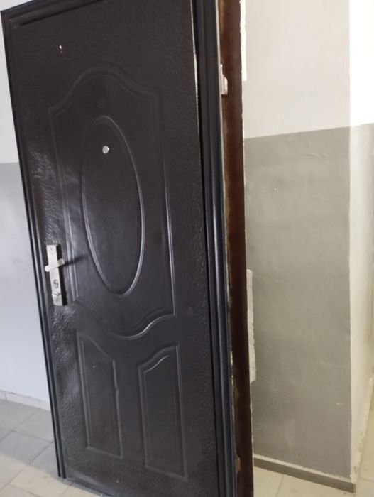 Продам входную дверь.