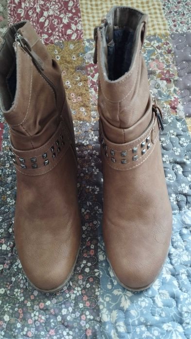 Дамски боти, бежови. Номер 37.