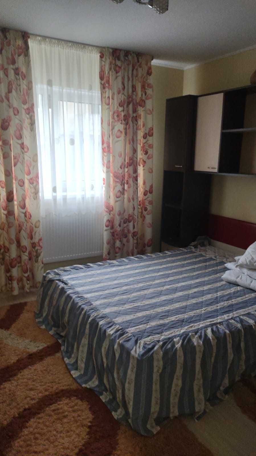 Închiriez apartament cu 4 camere