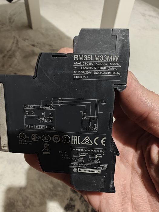 Releu de control pentru nivelul lichidului