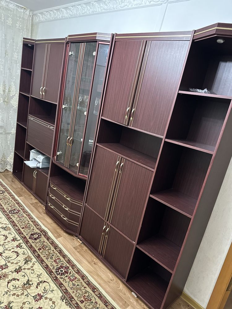 Продам сервант в хорошем состоянии………………….