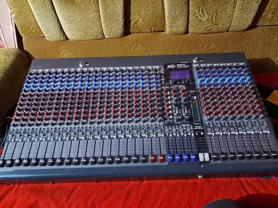 Микшерный пульт большой