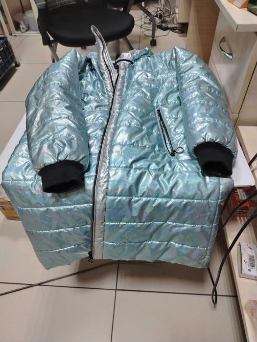 Отдам бесплатно девочковую куртку рост 164см